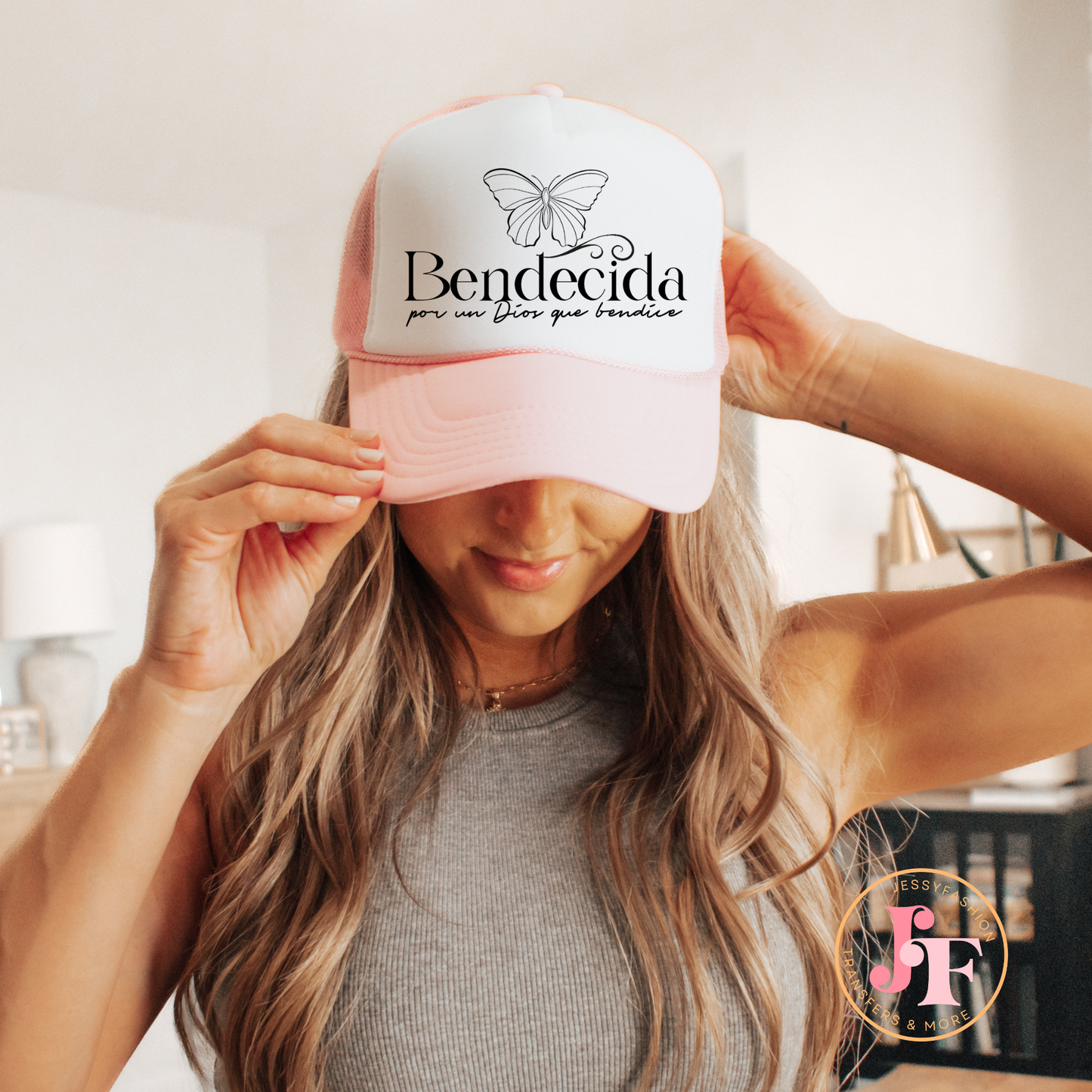 Bendecida por un Dios que bendice Hat print